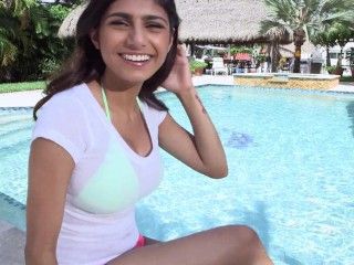 Video Mia Khalifa - Chilling Out In The Pool With Sean Lawless
