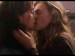 Video Tracy Spiridakos & Katie Cassidy - Sexy Lesbian Scene