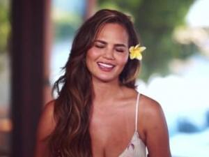 Video Chrissy Teigen Uncovered Si Swimsuit 2017