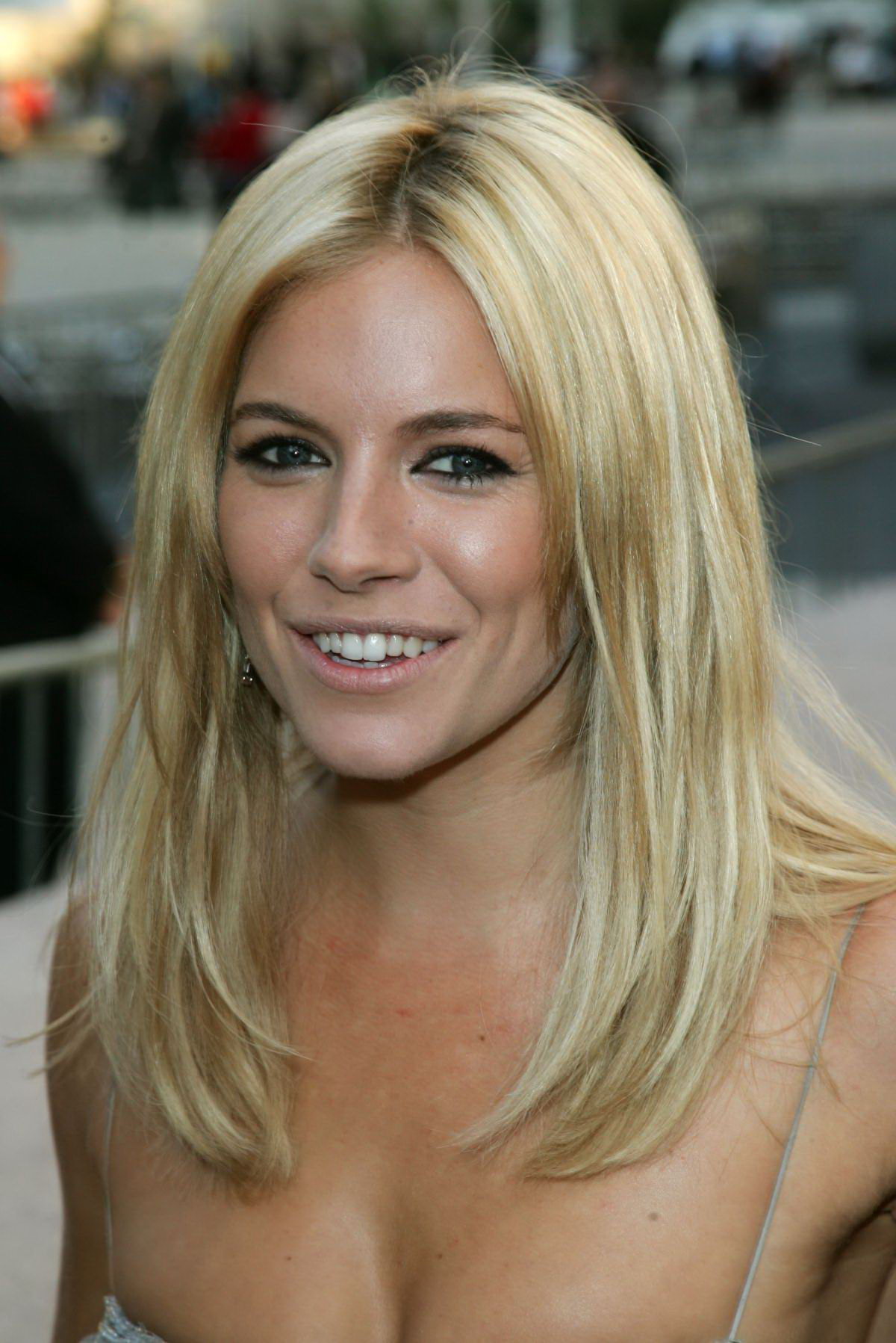 https://www.imperiodefamosas.com/Fotos/Sienna_Miller/Sienna_Miller_115.jpg