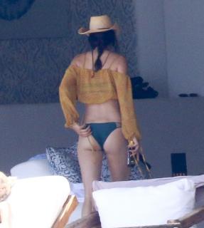Kendall Jenner in Bikini [800x891] [126.78 kb]