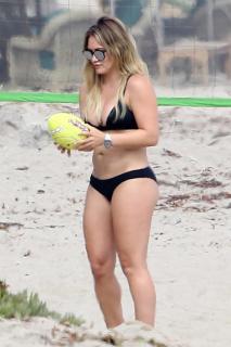 Hilary Duff in Bikini [1200x1800] [282.93 kb]