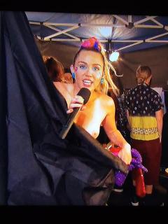 Miley Cyrus en Interview Desnuda [600x800] [91.5 kb]