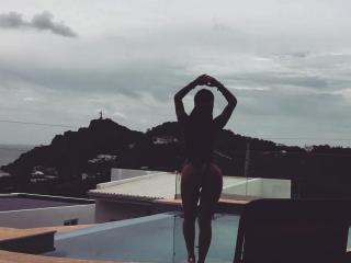 Melissa Mora en Bikini [1080x810] [72.78 kb]