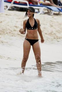 Rihanna in Bikini [689x1024] [67.57 kb]
