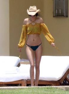 Kendall Jenner in Bikini [800x1096] [142.33 kb]